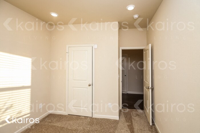 Building Photo - 10685 Bent Brook Dr