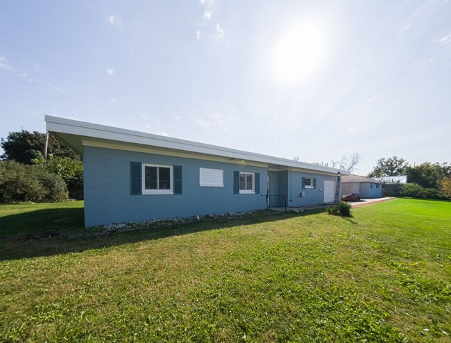 Building Photo - 3 Bedroom One Bathroom updated home