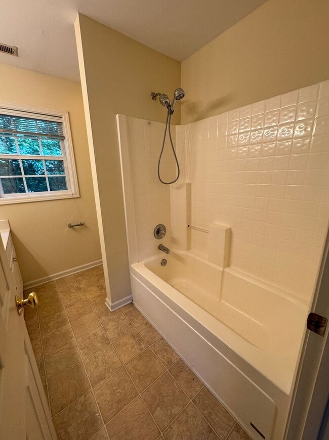 Building Photo - Desirable 2BR Townhome Near Downtown Hickory — Utilities Included