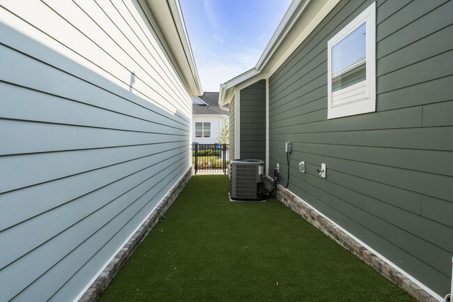 Building Photo - Luxurious Low-Maintenance Living in Westha...