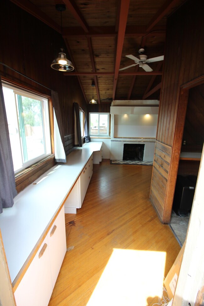 Building Photo - 1010 Tourmaline St