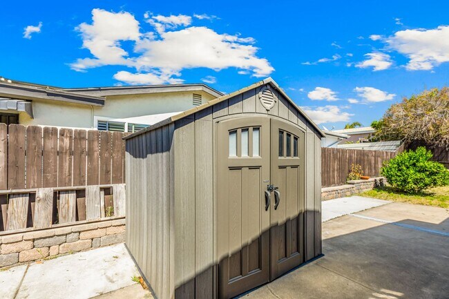 Building Photo - Beautiful Single Story In Great Location!!
