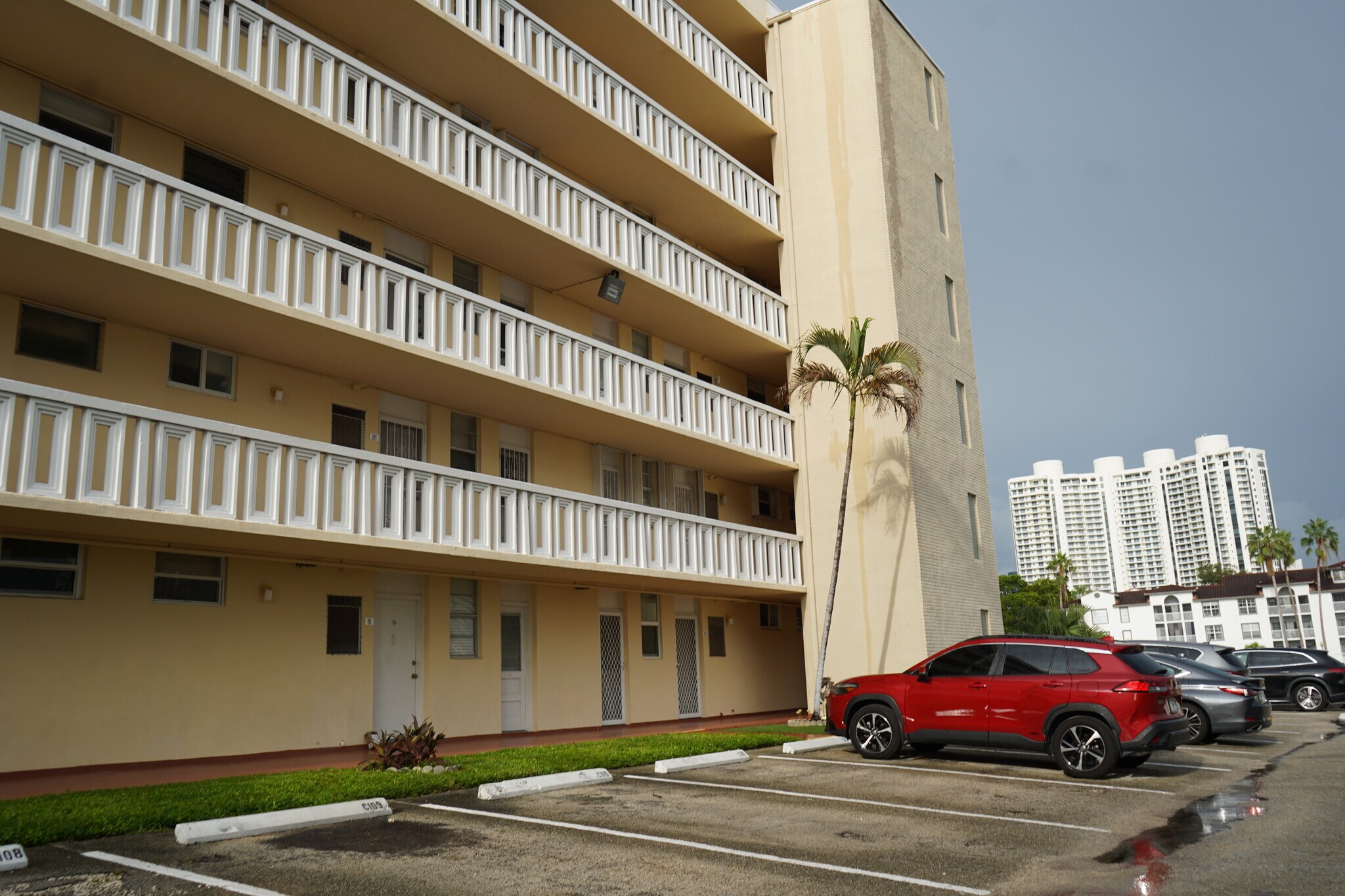 Building Photo - 2999 Point East Dr
