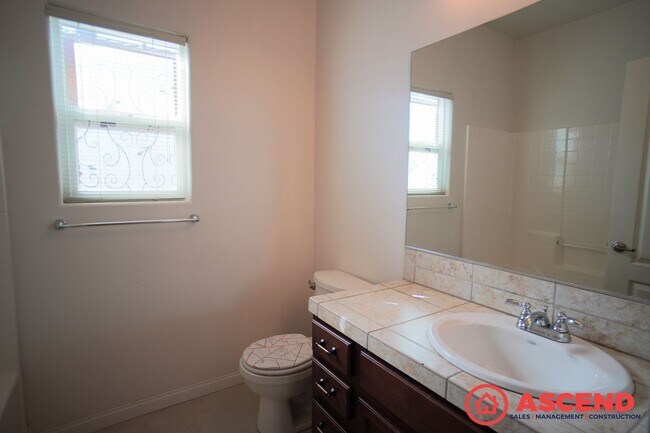 Building Photo - Charming 3 Bed / 2 Bath Home with Garage in Bakersfield!