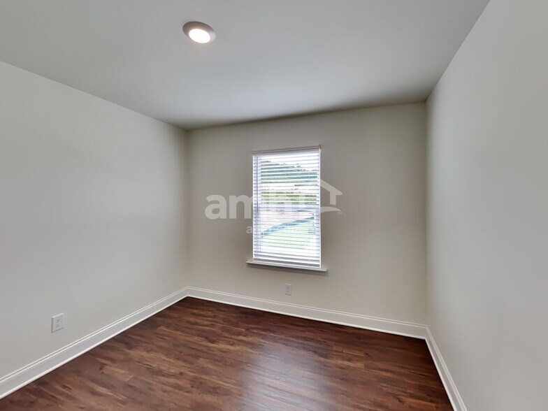 Building Photo - 1080 Highland Walk