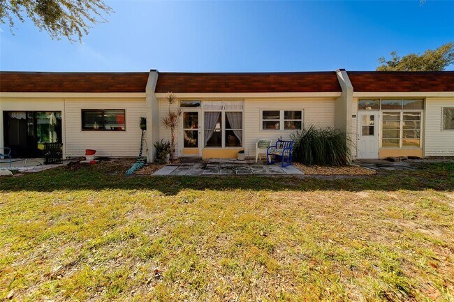 Building Photo - 13827 Mission Oaks Blvd