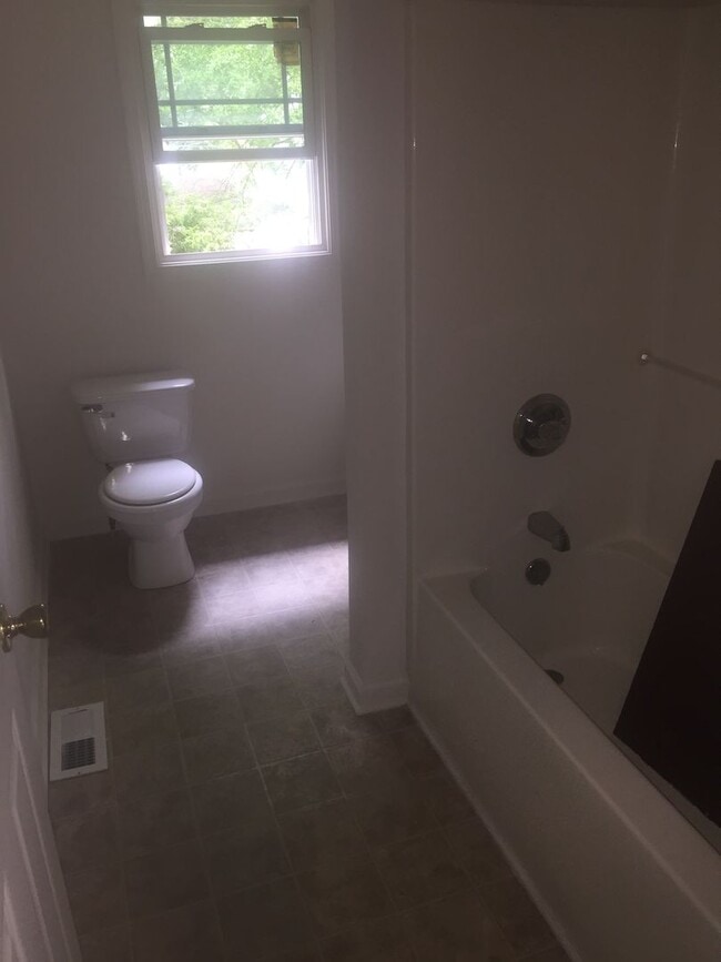 Building Photo - Cute @BR/1.5BA refinished Bungalow