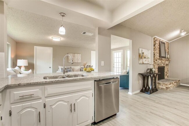 Building Photo - 2205 Richbrook Dr