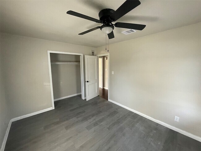 Building Photo - 6139 Belcrest St