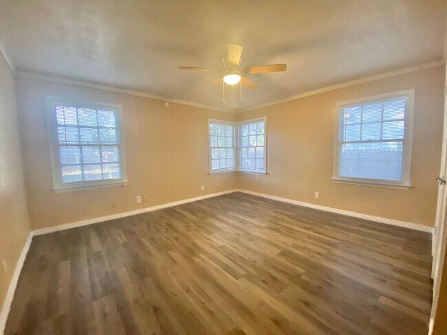 Building Photo - 3 Bed 2 Bath Home Now Available!