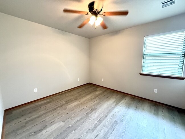 Building Photo - 2202 Lakeview Dr