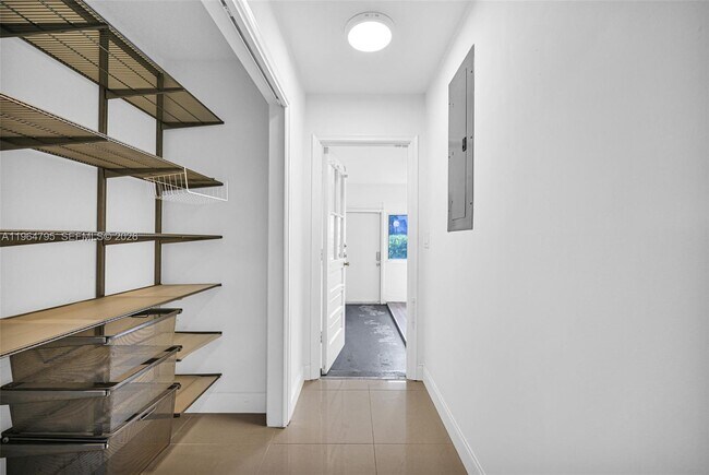 Building Photo - 820 E Cypress Ln