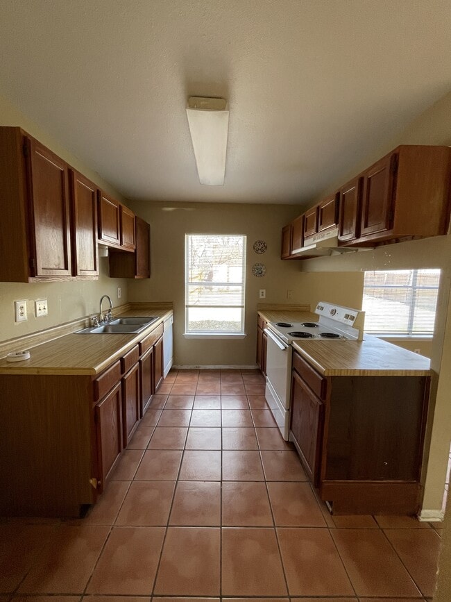 Building Photo - 9931 Village Briar