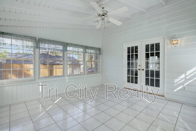 Building Photo - 216 Shadowood Ln