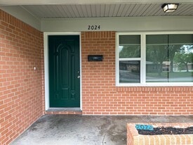 Inviting Front Entry - 2024 1st St N