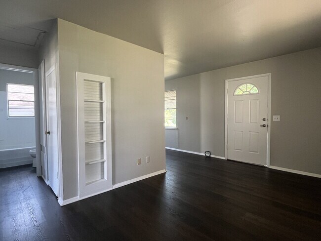 Building Photo - 2 Bedroom for Lease!!