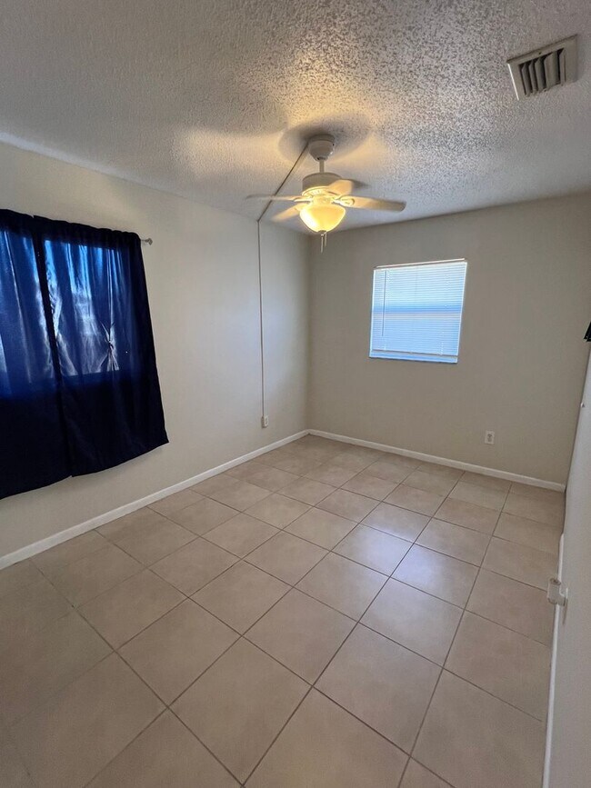 Building Photo - 3/2 carport in Port Charlotte