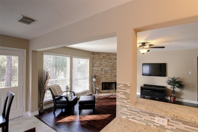 Building Photo - 142 W Russet Grove Cir