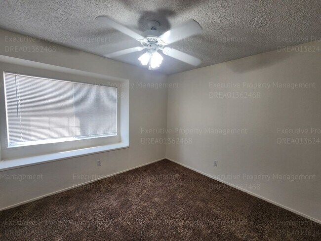 Building Photo - 3 bedroom/ 2.5 bathroom