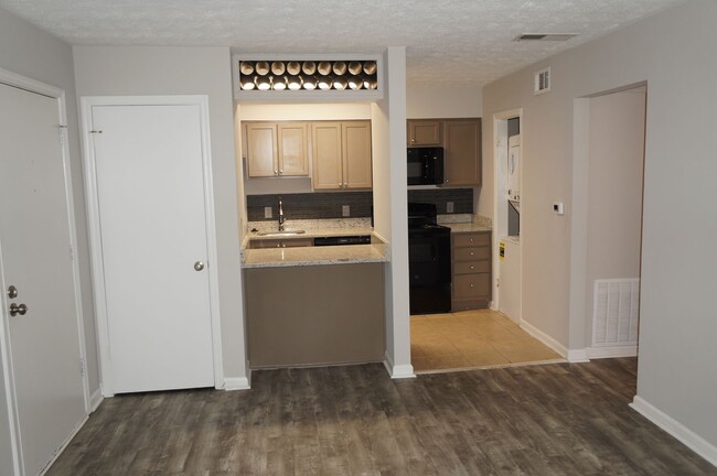 Building Photo - Rare 1 bedroom Condo available in Vinings