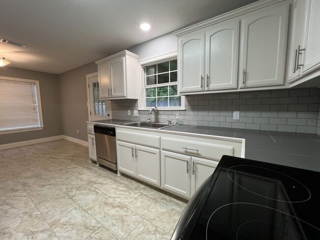 Building Photo - Must See!  Trendy 3 bedroom, 2 bath home i...