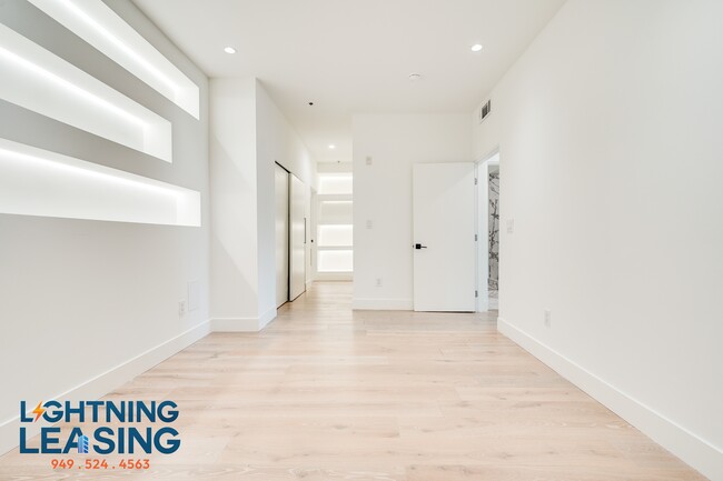 Building Photo - 8811-8815 Burton Way