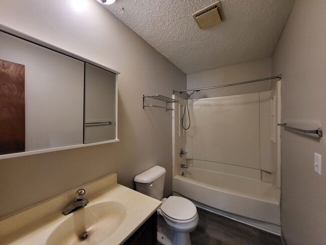 Building Photo - Spacious 4 bedroom home!