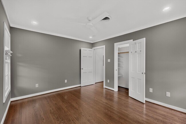 Building Photo - Gorgeous 2/2 Bungalow with Private Pool