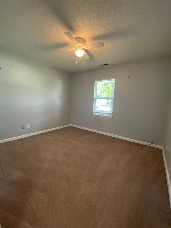 Building Photo - 200 S Creek Dr