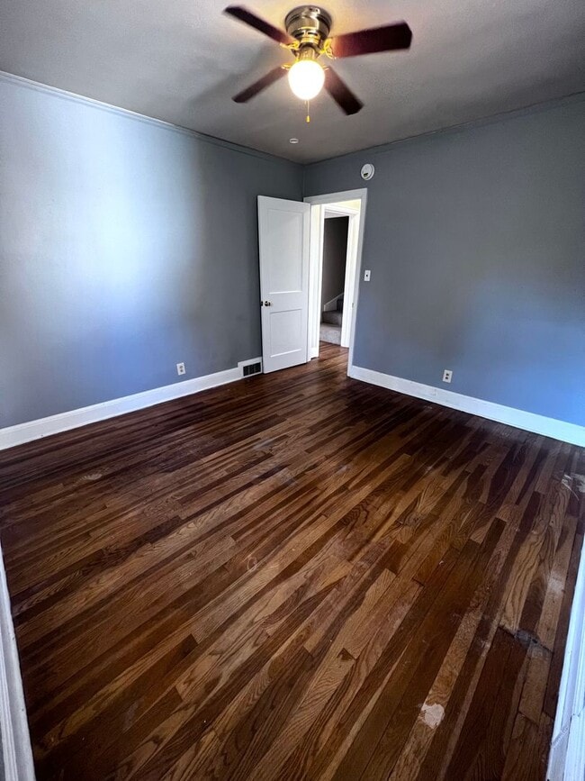 Building Photo - AVAILABLE JUNE 1ST: 4 bedroom 2 bathroom home!