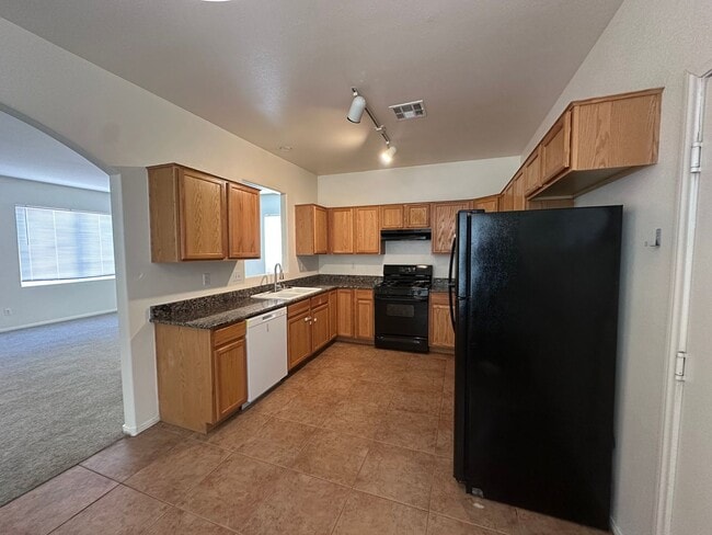 Building Photo - Great 3 Bedroom Home in Gated Community!