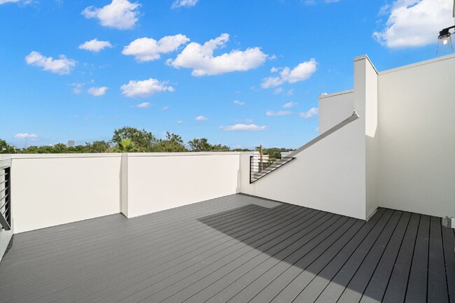 Building Photo - BEAUTIFUL Townhome For Rent in Downtown St Petersburg!