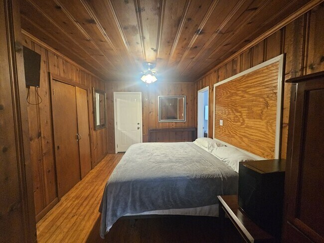 Building Photo - Furnished Three Bedroom Ranch Home