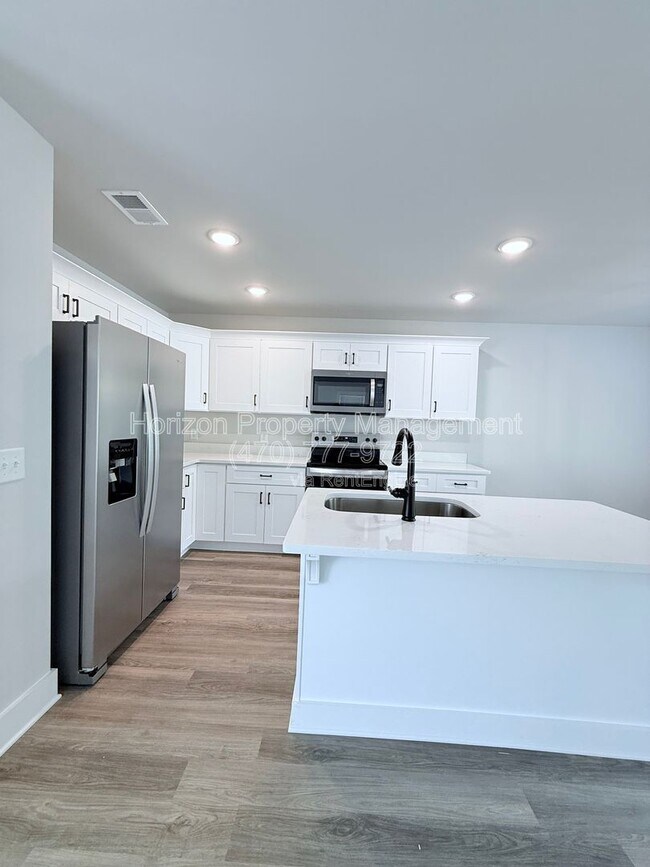 Building Photo - 2550 Valient Dr