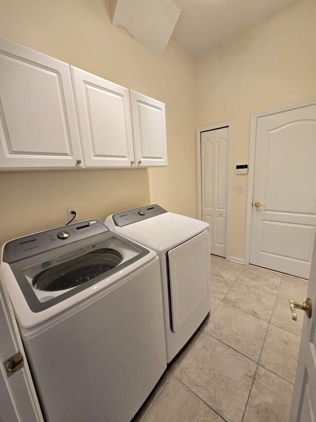 Building Photo - 637 Grand Parke Dr