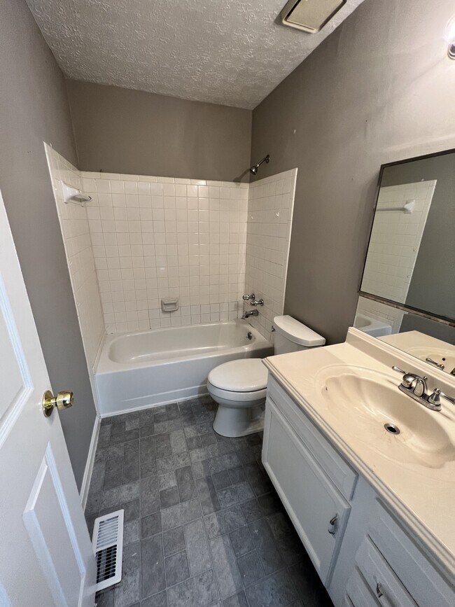 Building Photo - 3700 Hillcross Dr