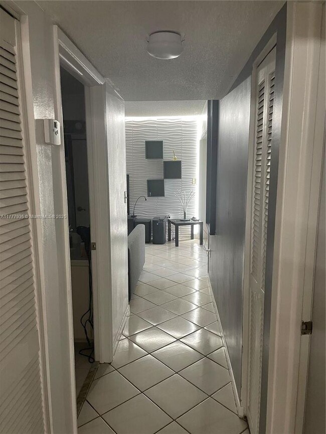 Building Photo - 9445 Fontainebleau Blvd