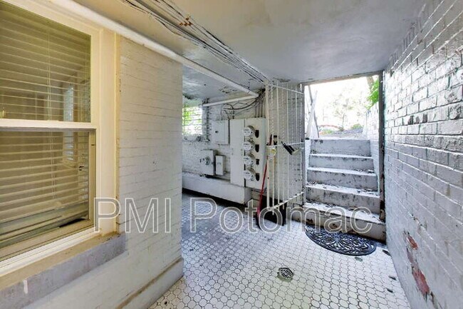 Building Photo - 1952 Calvert St NW