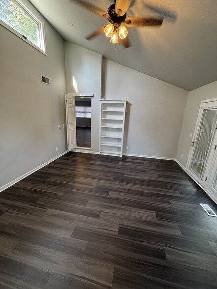 family room / den - 2605 Cedar St