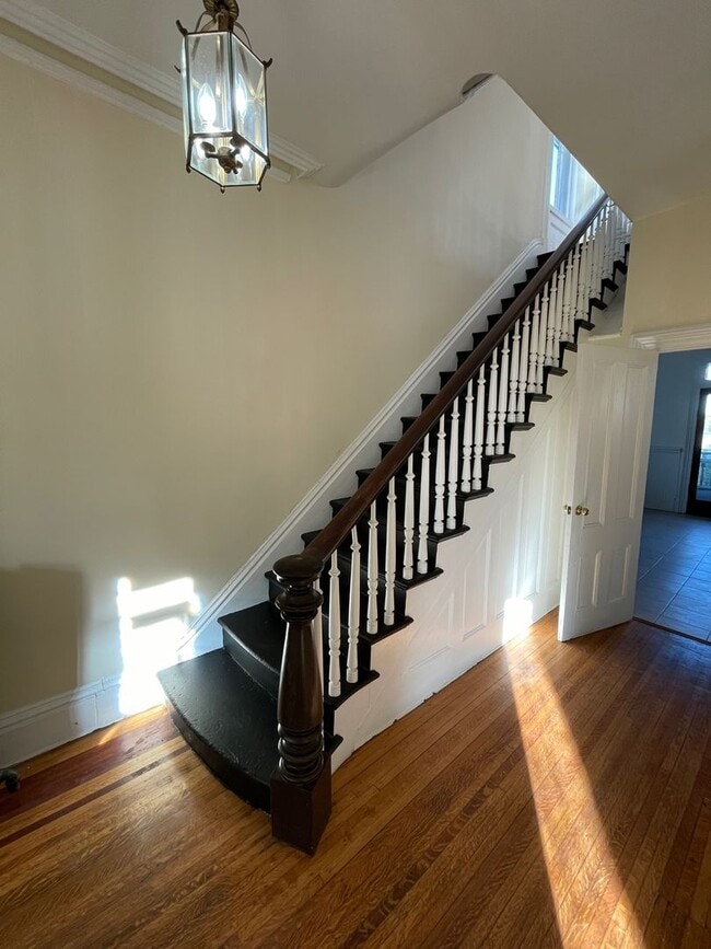 Building Photo - 4 Bedroom 2 Bathroom House with Stunning Hudson River Views