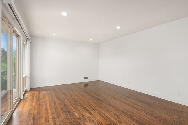 Building Photo - 1 Month Free! Greenlake 2 Bedroom - Top Floor, Washer/Dryer, Private Balcony, Parking Available