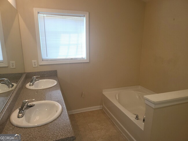 Building Photo - 91 Meeting Pl Rd