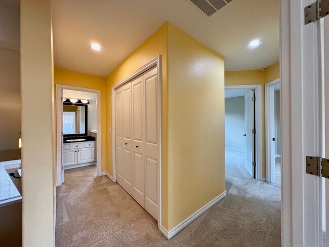 Building Photo - Spacious 4 Bed, 2.5 Bath House!