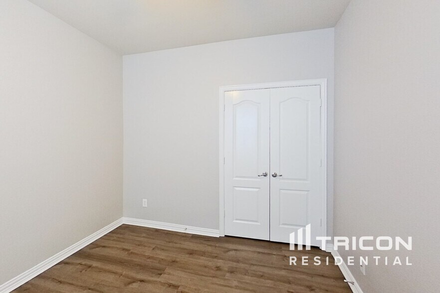 Building Photo - 15904 Alvarado Dr