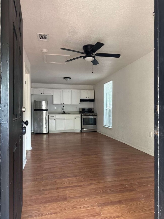 Building Photo - Newly Renovated Beautiful Home Close to So...