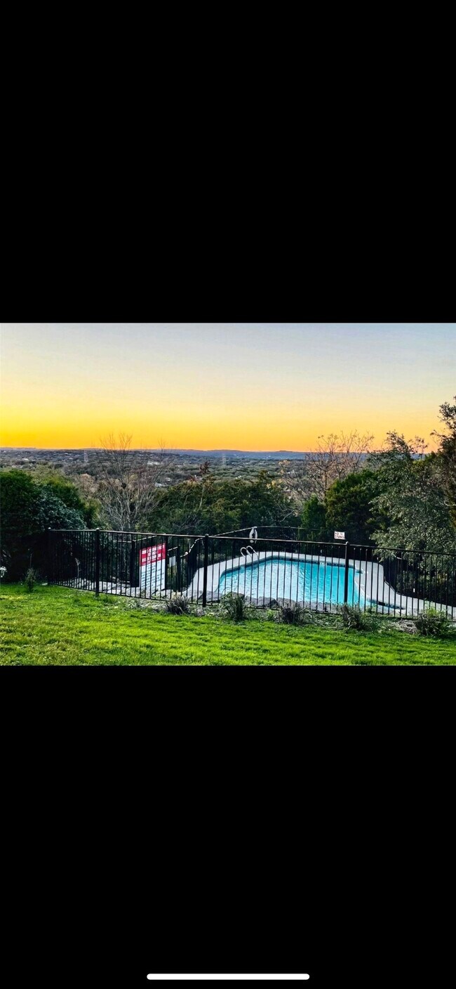 Building Photo - 303 Golf Crest Ln