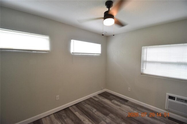 Building Photo - 419 Stremma Rd