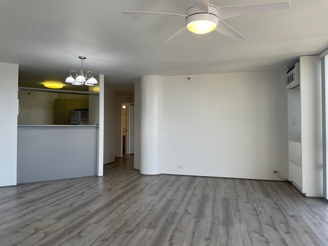 Building Photo - Freshly Renovated, Craigside Unit with Gor...