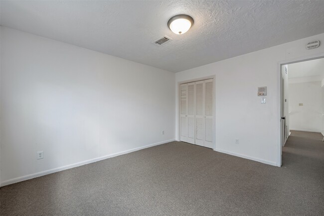 Building Photo - 1915 Mustang Springs Dr