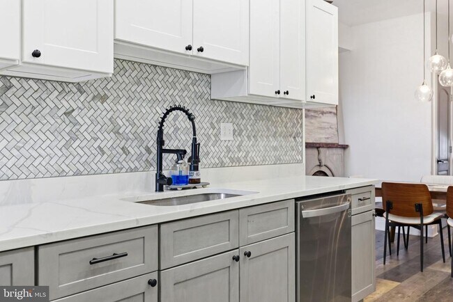 Building Photo - 737 Dolphin St